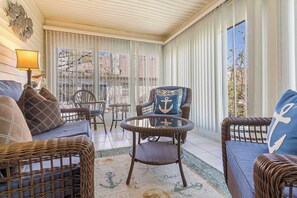 Condo, nhiều giường, lò sưởi, quang cảnh vườn (Garden View Escape) | Khu phòng khách | TV màn hình phẳng 42-inch có truyền hình kỹ thuật số, lò sưởi 