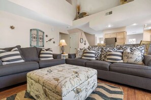 Condo, várias camas, lareira, vista para o jardim (Garden View Escape) | Área de estar | TV de tela plana 42 polegadas com canais digitais, lareira