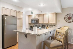 Condo, nhiều giường, lò sưởi, quang cảnh vườn (Garden View Escape) | Bếp riêng | Dụng cụ pha cà phê/trà 