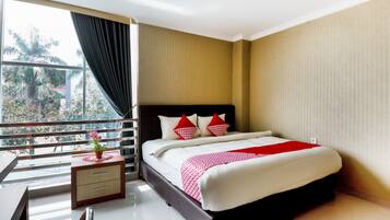 Desk, free WiFi, bed sheets