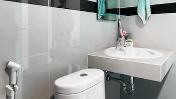 Deluxe İki Ayrı Yataklı Oda | Banyo | Duş, havlu, şampuan