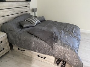 3 bedrooms, iron/ironing board, WiFi, bed sheets