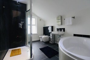 House | Bathroom | Combined shower/bathtub, deep-soaking bathtub, hair dryer, towels