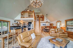 Cabin, Multiple Beds, Hot Tub, Mountain View (Four Bear Hideaway) | Living area