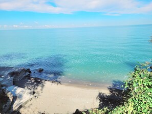 Sun loungers, beach towels - Lakefront Oasis Retreat Private Beach-Hot Tub-Pet Friendly-3 Bd/2 B-King Suite (Mentor-on-the-Lake)