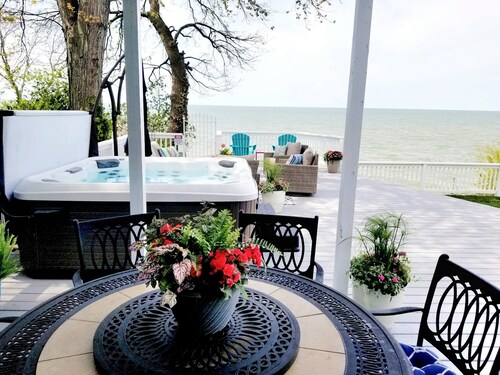 Lakefront Oasis Retreat Private Beach-Hot Tub-Pet Friendly-3 Bd/2 B-King Suite
