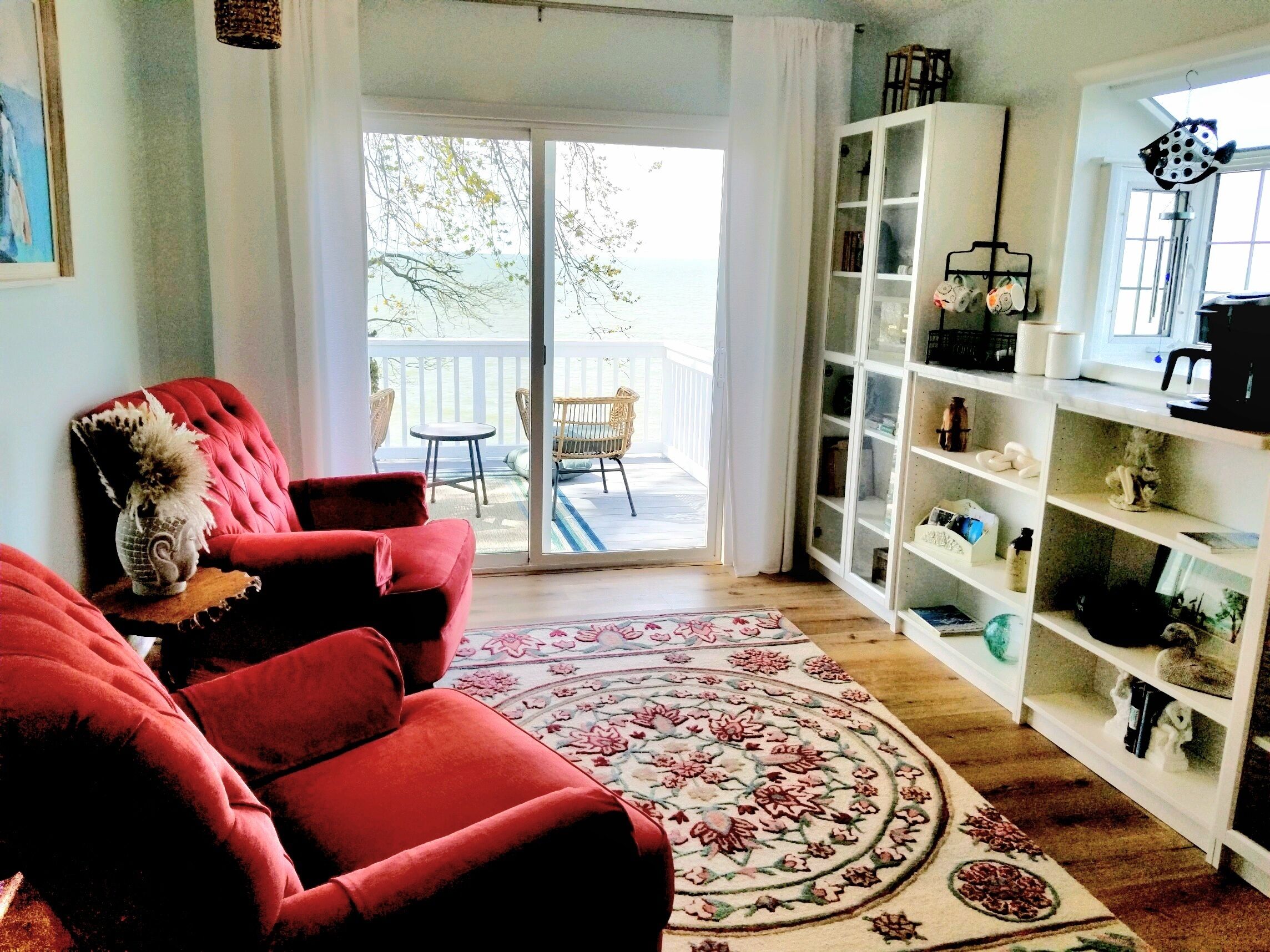 Smart TV, fireplace, Netflix, Hulu