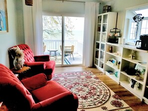 Smart TV, fireplace, Netflix, Hulu - Lakefront Oasis Retreat Private Beach-Hot Tub-Pet Friendly-3 Bd/2 B-King Suite (Mentor-on-the-Lake)