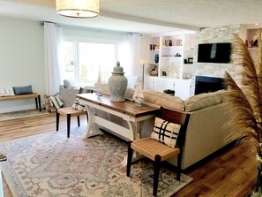 Smart TV, fireplace, Netflix, Hulu