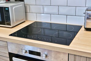 Apartemen Superior, 1 Tempat Tidur Double dengan tempat tidur Sofa | Dapur pribadi | Lemari es, microwave, oven, dan kompor