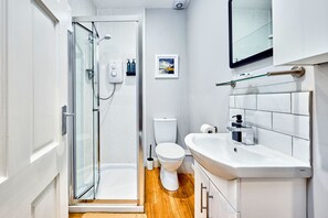 Superior Apartment, 1 Double Bed with Sofa bed | Bathroom | Shower, free toiletries, hair dryer, towels