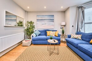 Apartemen Superior, 1 Tempat Tidur Double dengan tempat tidur Sofa | Area keluarga | Televisi LCD 40-inci dengan saluran TV digital