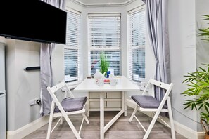 Premier Apartment, 1 Double Bed with Sofa bed | In-room dining - Princess Red - Portrush by the Sea (Portrush)