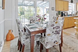 Private kitchen - Endless Garden Beach Cottage (Oceanside)