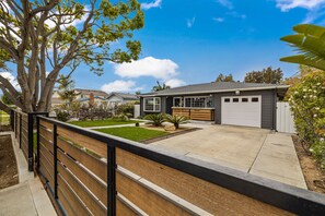 Property grounds - Endless Garden Beach Cottage (Oceanside)