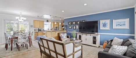 Maison, plusieurs lits, bain à remous, vue jardin | Coin séjour