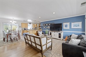 Living area - Endless Garden Beach Cottage (Oceanside)