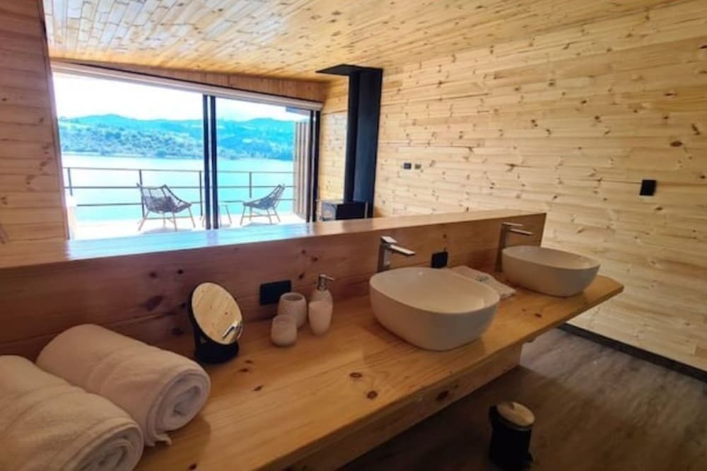 Exclusive cabin on the side of the sisga's shore
