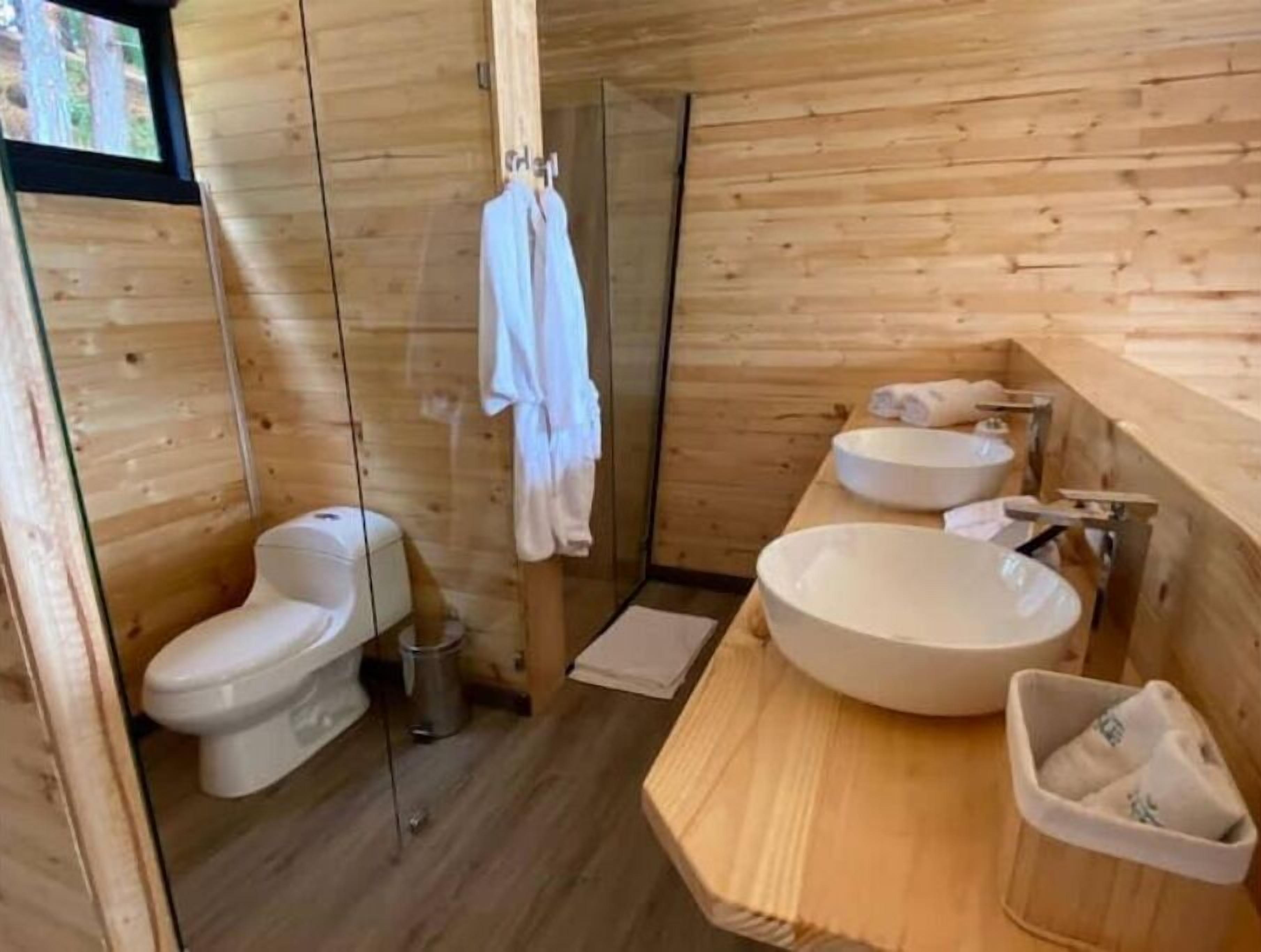 Exclusive cabin on the side of the sisga's shore