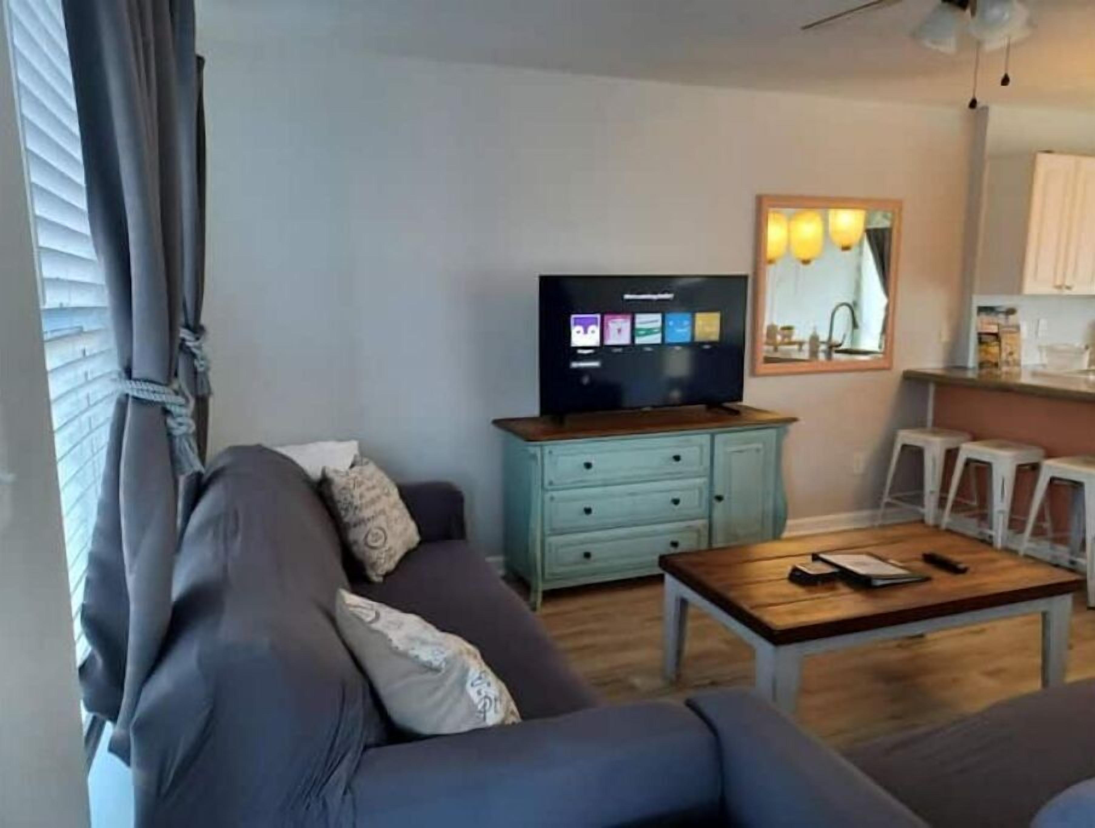 Lovely Comfy Near Beaches & Restaurants WIFI Patio