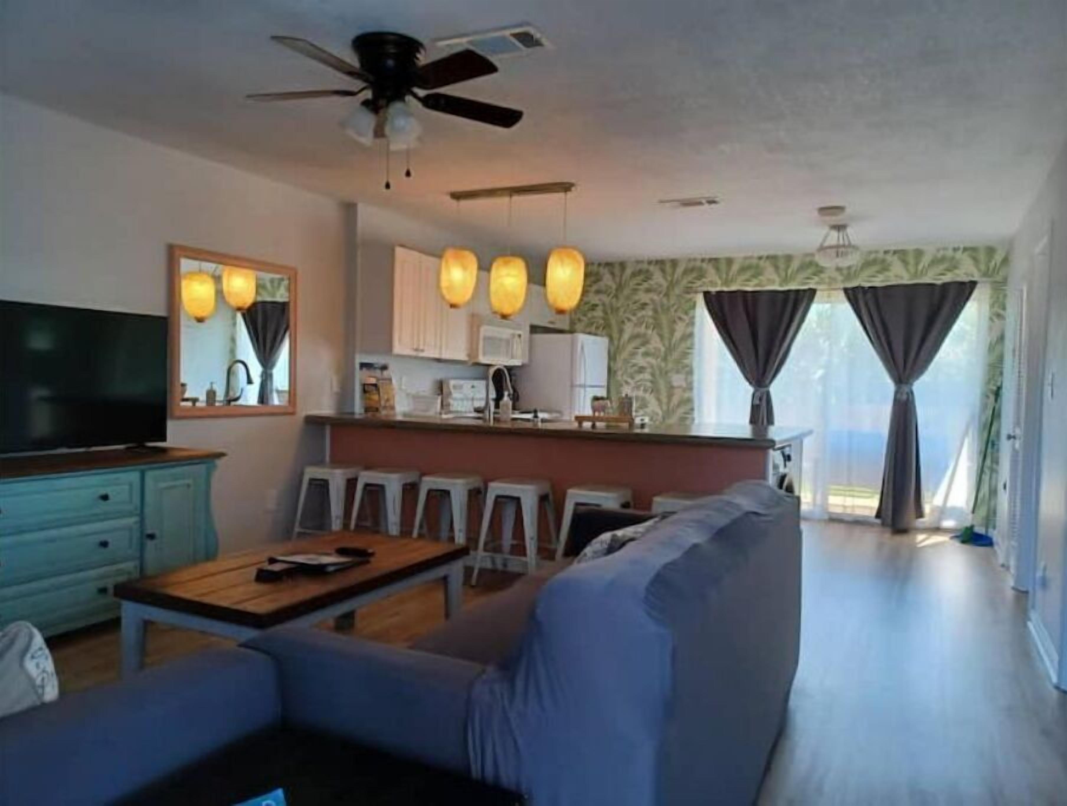 Lovely Comfy Near Beaches & Restaurants WIFI Patio