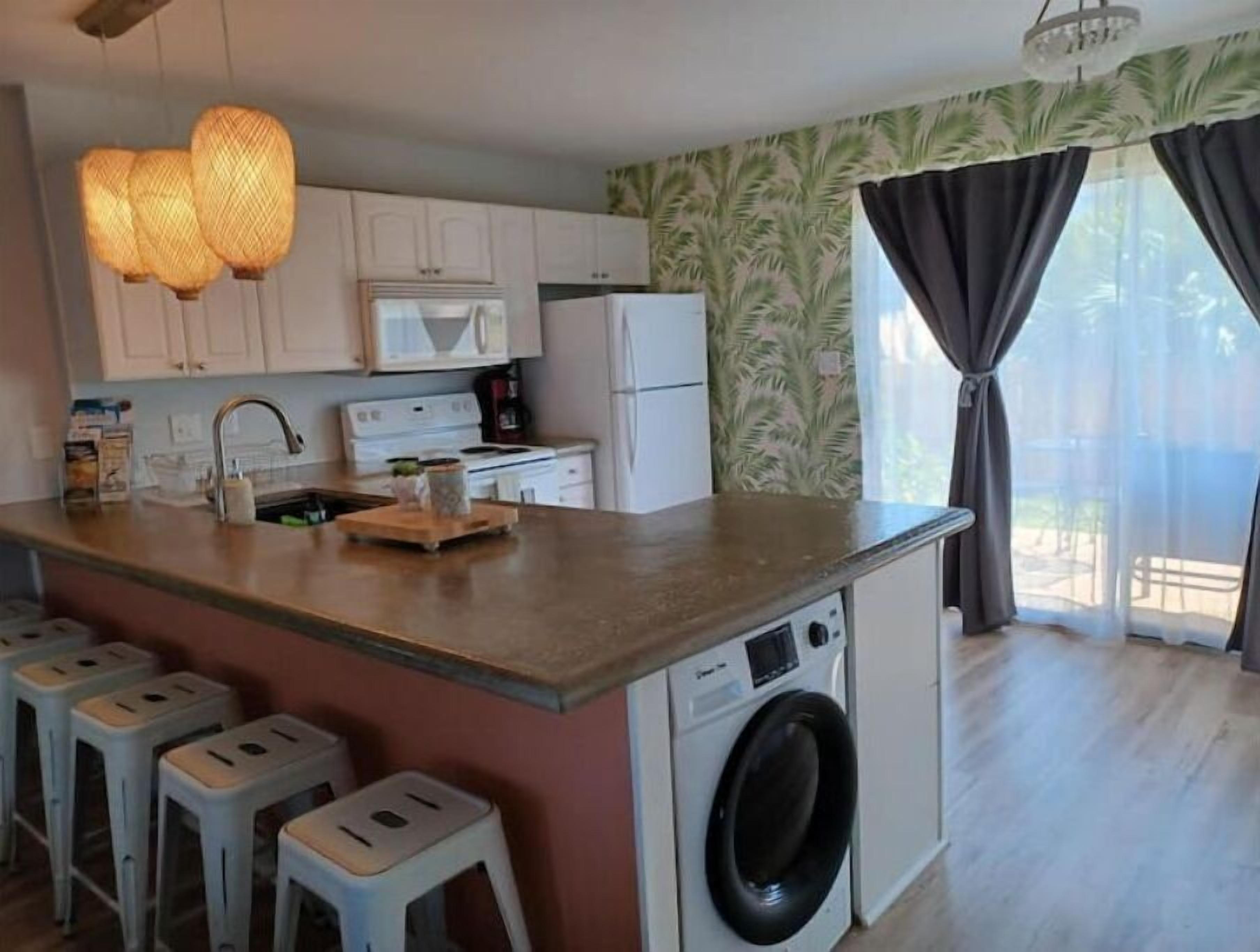 Lovely Comfy Near Beaches & Restaurants WIFI Patio