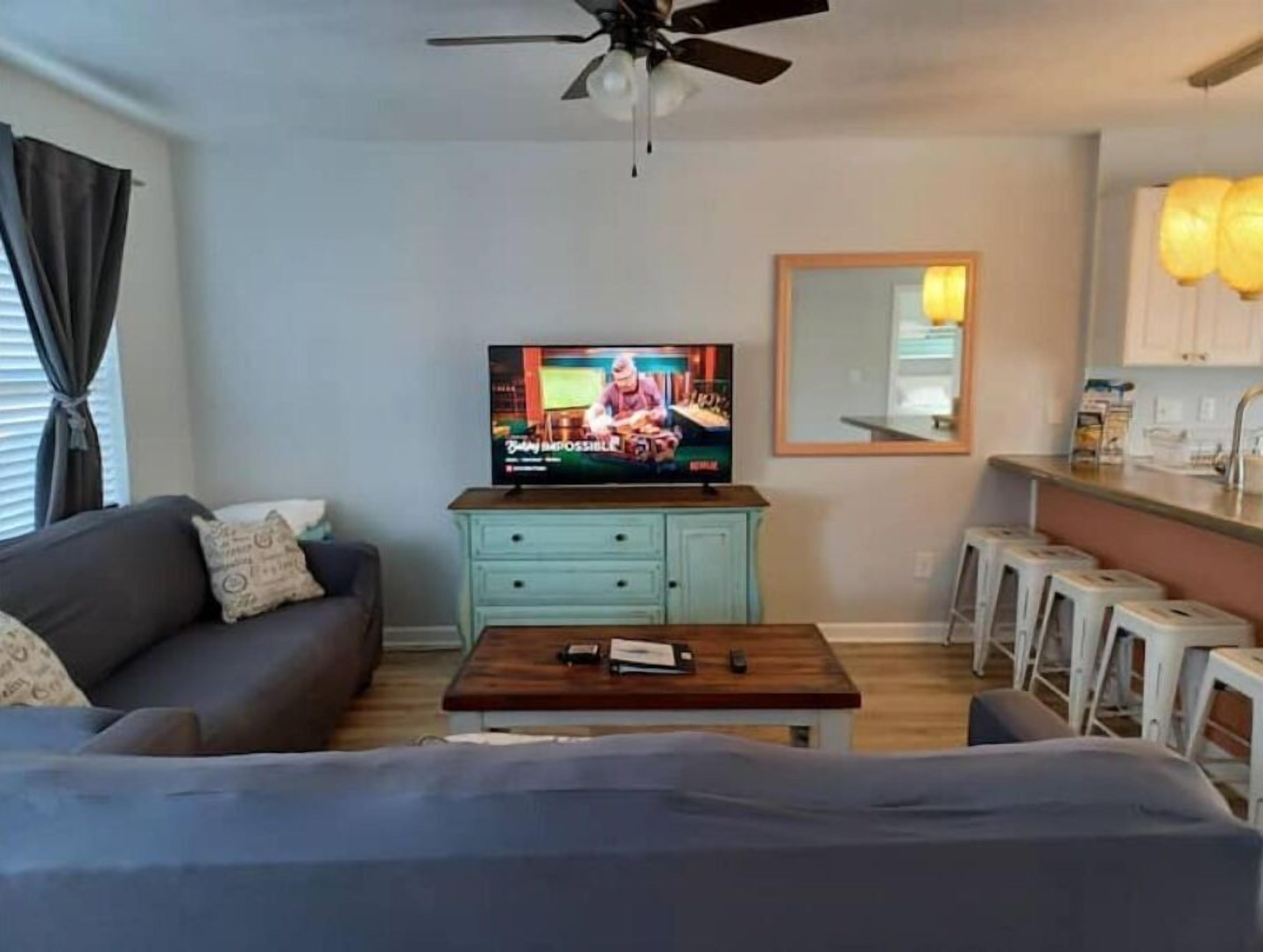 Lovely Comfy Near Beaches & Restaurants WIFI Patio