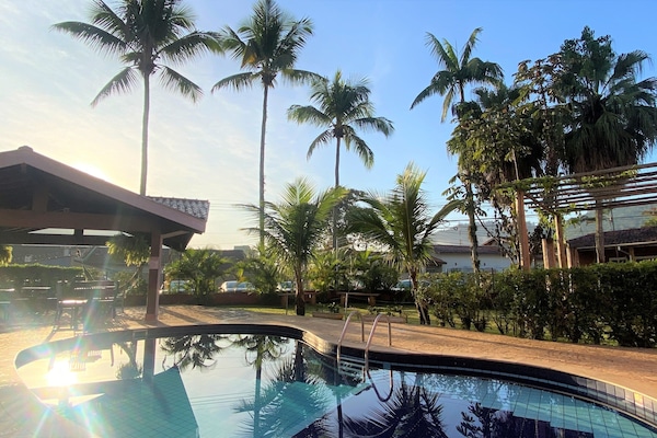 Una piscina al aire libre