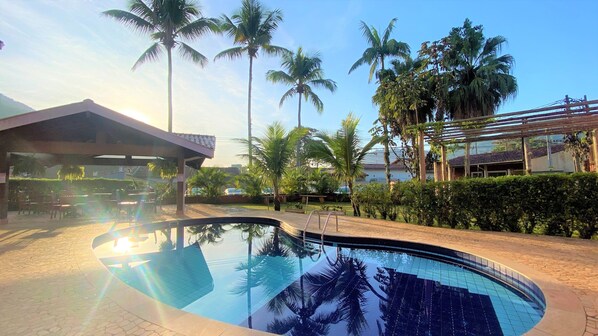 Hồ bơi ngoài trời