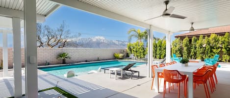 Ferienhaus, Mehrere Betten, Poolzugang, Bergblick | Speisen im Freien