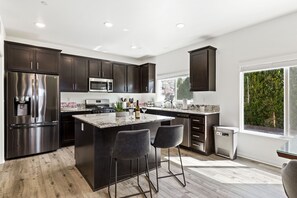 House, Multiple Beds, Pool Access, Mountain View | Private kitchen | Fridge, microwave, oven, stovetop - Desert Horizon (Desert Hot Springs)