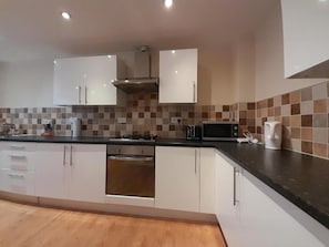 Fridge, microwave, oven, stovetop - Charming 2-bed Apartment in Birmingham (Birmingham)