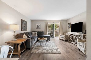 Condo, Plusieurs lits, balcon, vue sur le jardin (Country Farmhouse) | Aire de séjour | Téléviseur à écran plat de 42 po avec télévision numérique