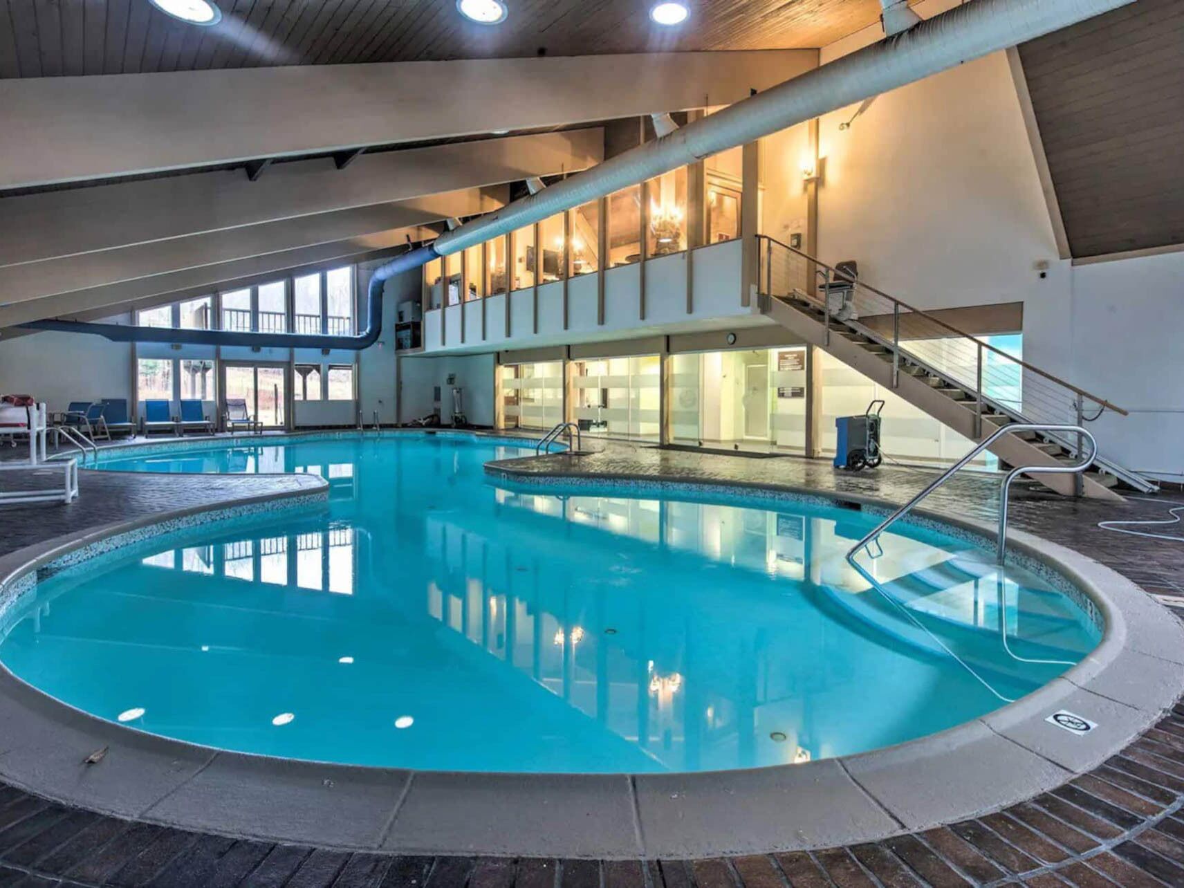 Innendørsbasseng og utendørsbasseng