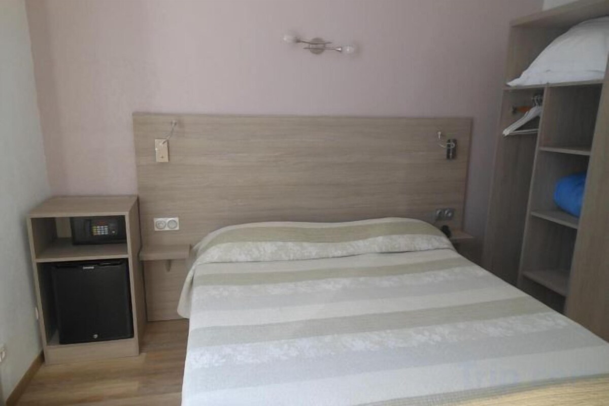 Caja de seguridad en la habitación y escritorio 