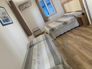 Standard-Dreibettzimmer | Zimmersafe, Schreibtisch, schallisolierte Zimmer, kostenloses WLAN