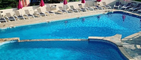 Una piscina al aire libre de temporada