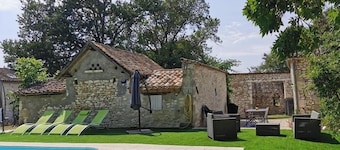 Traditional 2 Bedroom Stone Cottage, Wifi & Pool in SW France