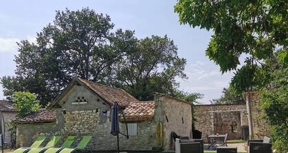 Traditional 2 Bedroom Stone Cottage, Wifi & Pool in SW France