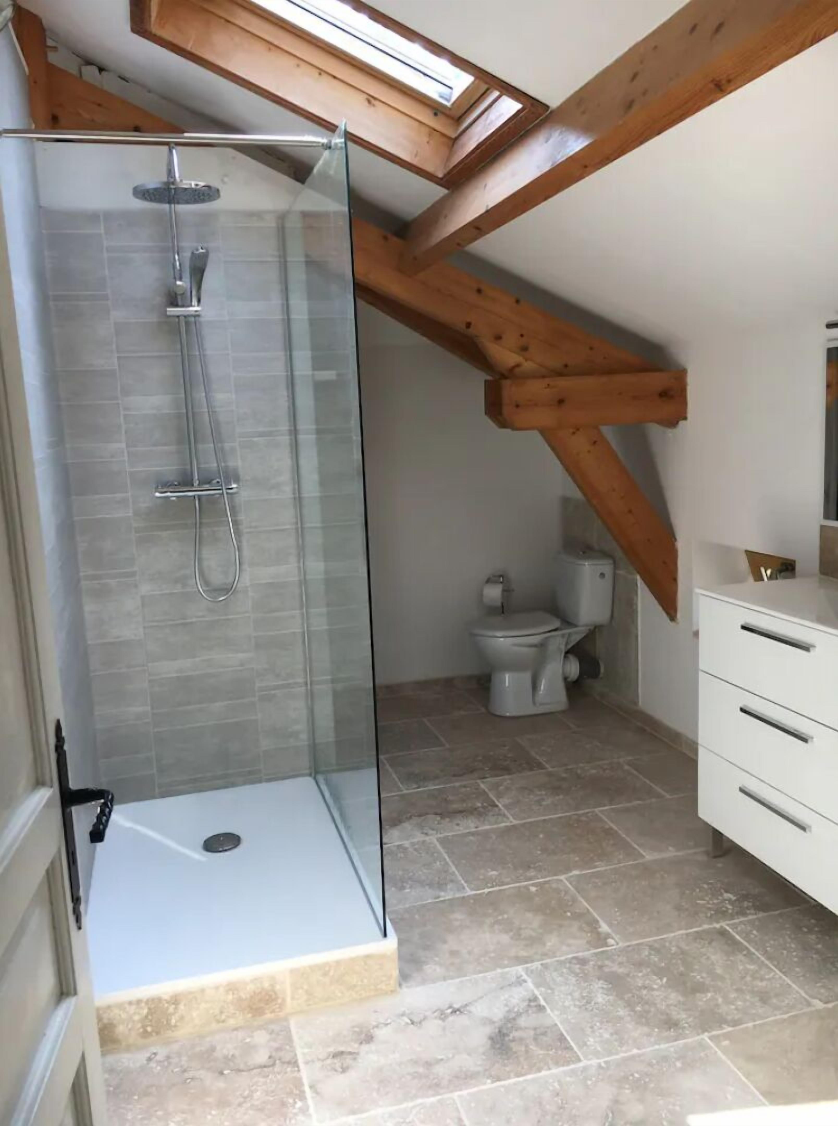 Douche, sèche-cheveux, serviettes fournies, savon