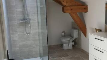 Douche, sĂšche-cheveux, serviettes fournies, savon