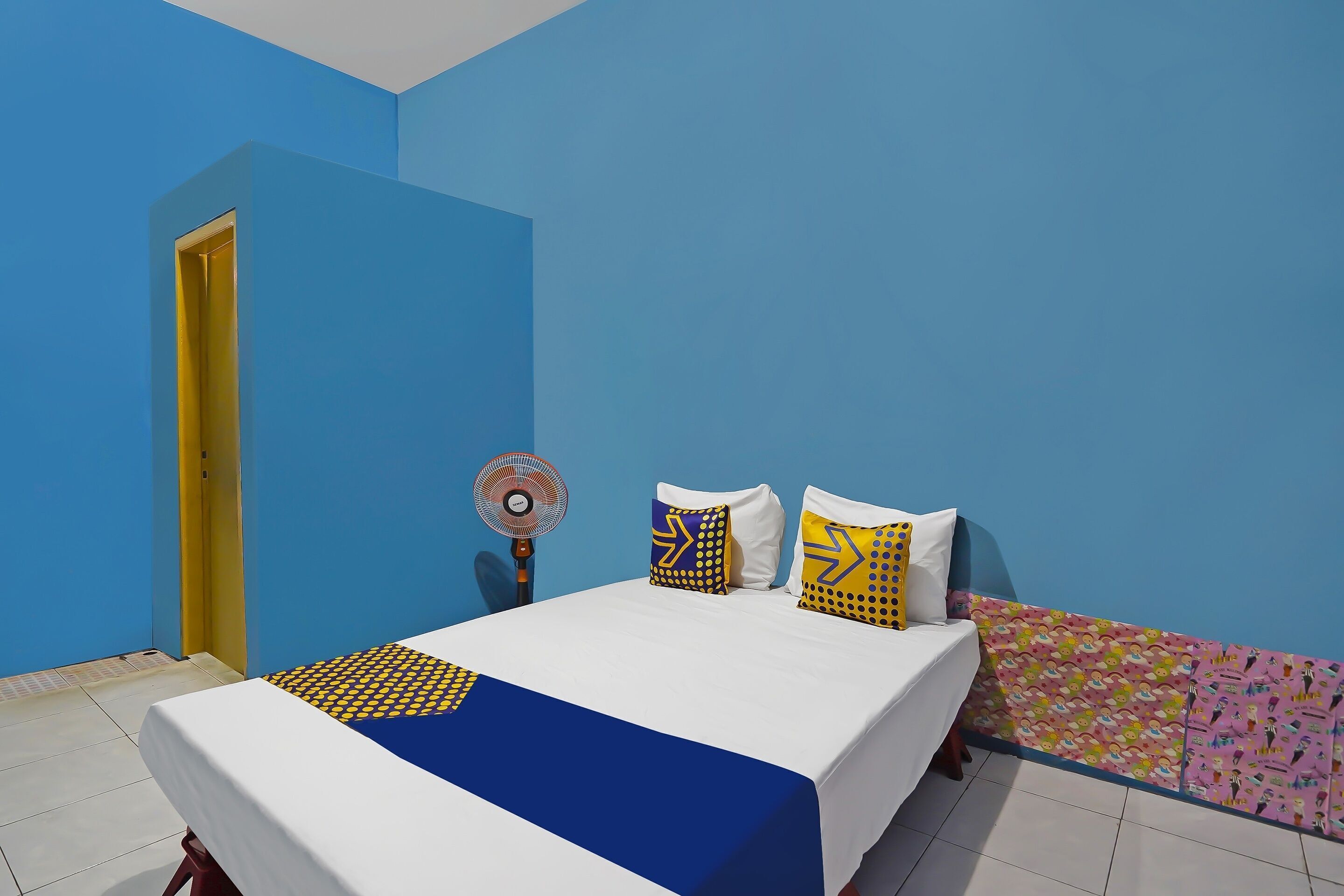 Laptop workspace, free WiFi, bed sheets