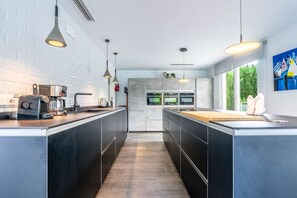 冷蔵庫、電子レンジ、オーブン、コンロ