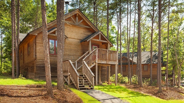 Caja de seguridad en la habitación y tabla de planchar con plancha 