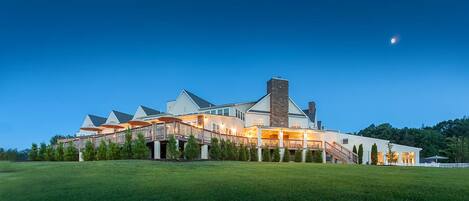 Fachada da propriedade à noite