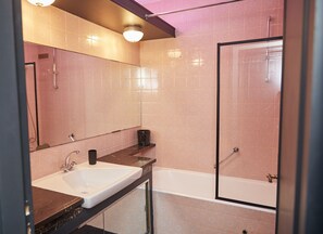 Dusche, Haartrockner, Bidet, Handtücher