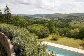 Outdoor pool - Maison Architecte Située sur les Hauteurs D'un Charmant Village Médiéval du LOT (Puy-l'Évêque)