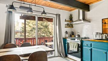 小屋, 多張床, 陽台, 山景 | 私人廚房 | 電冰箱、微波爐、烤箱、爐台