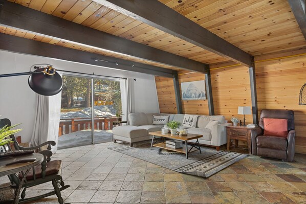 Cabane, plusieurs lits, balcon, vue montagne | Intérieur