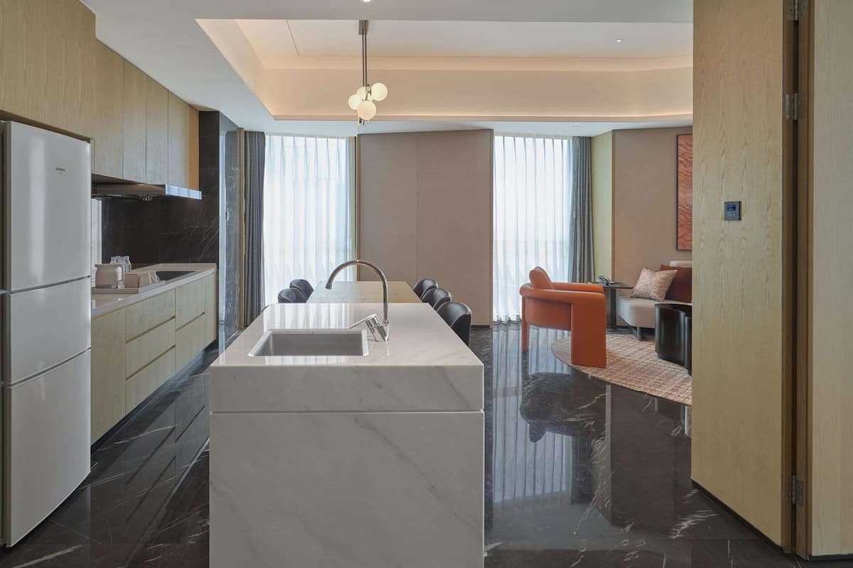 Suite, 2 Bedrooms, Kitchen | Soundproofing, iron/ironing board, free WiFi